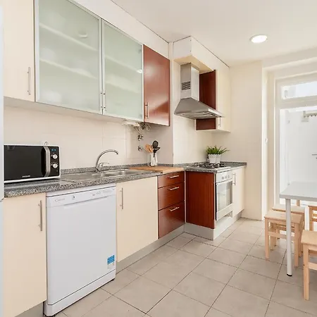 Central 6 Bed Near Arroios * Lissabon